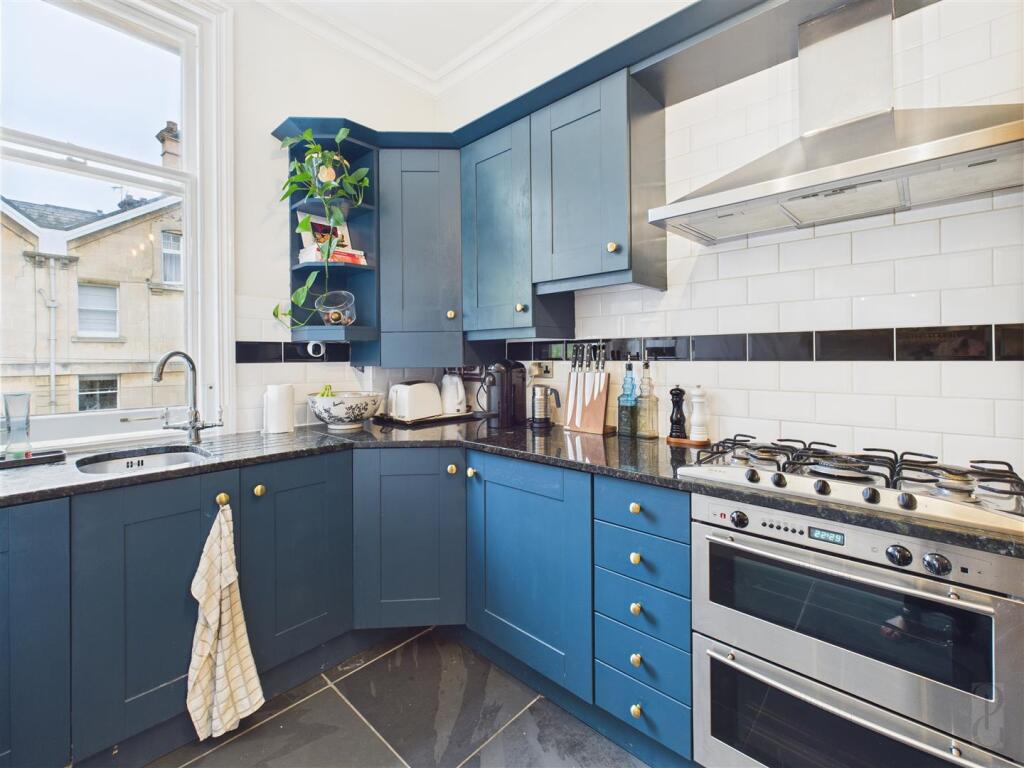 Kitchen 2.jpg