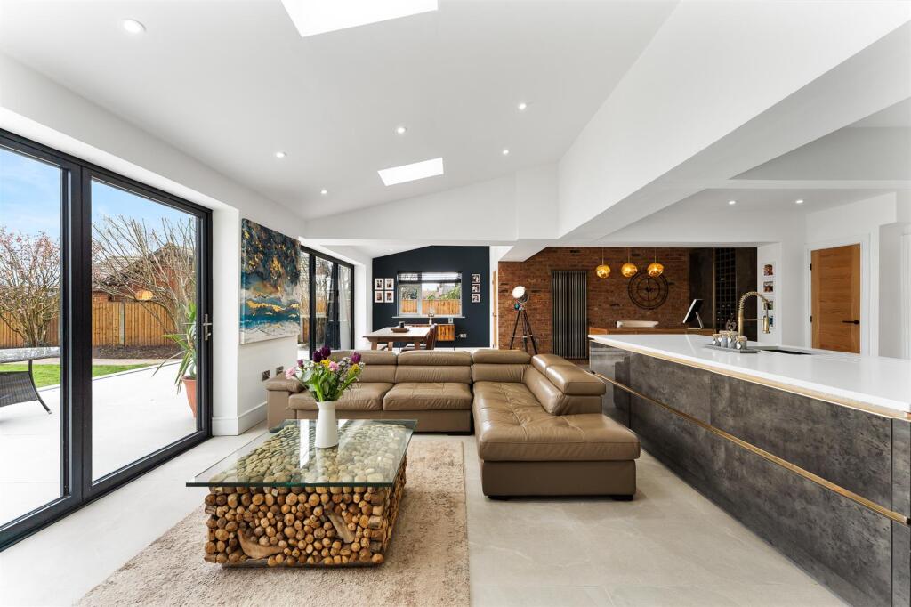 Versatile Kitchen, Living Space &amp; Home Office