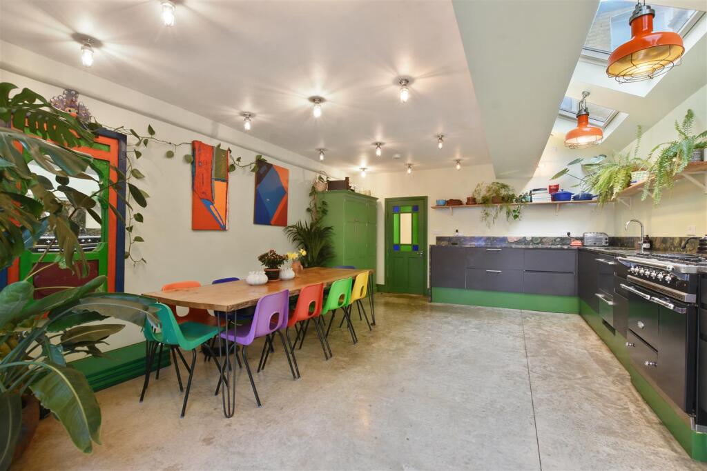 09-11d1GCWT - 60 Clifford Gdns - Kitchen 3 -Origin