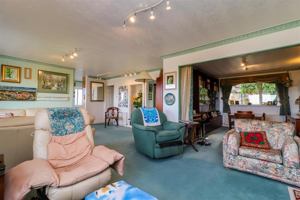 OPEN PLAN LOUNGE DINER