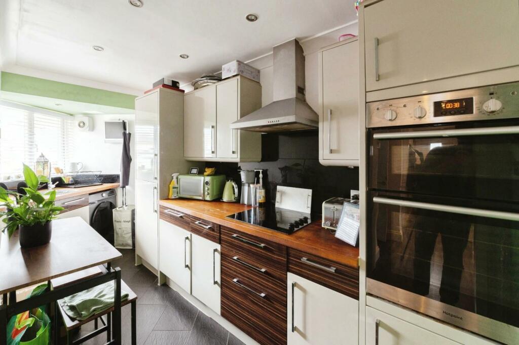35shirleygardensbasildonss131ba-13.jpg