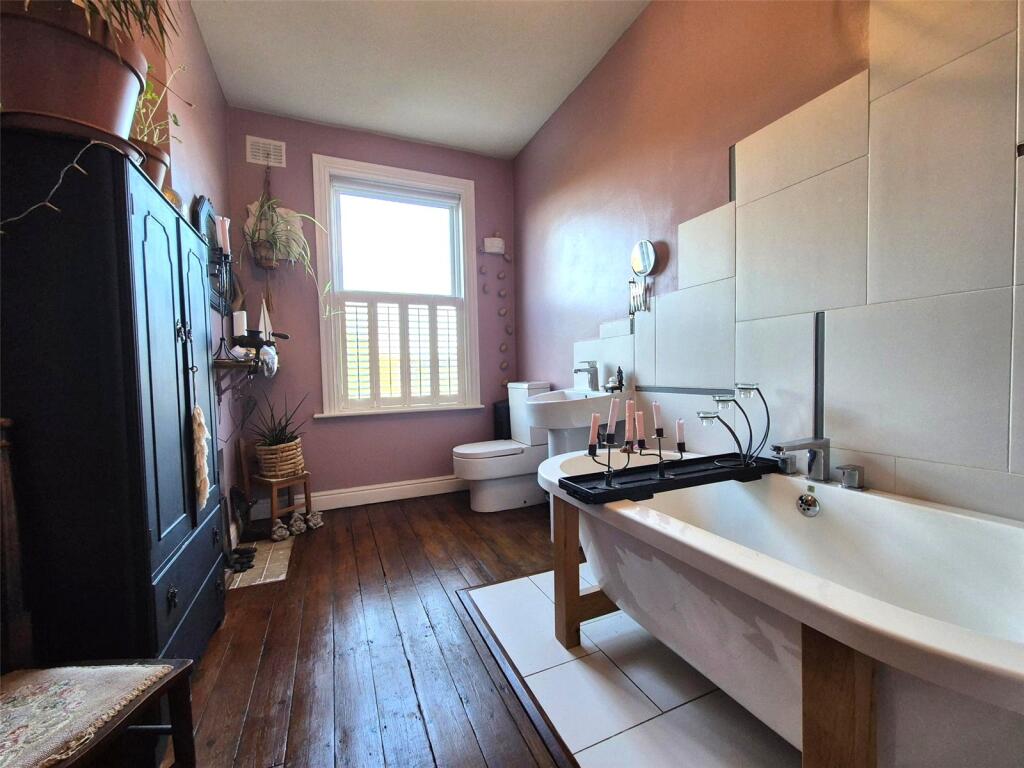 Spacious Bathroom