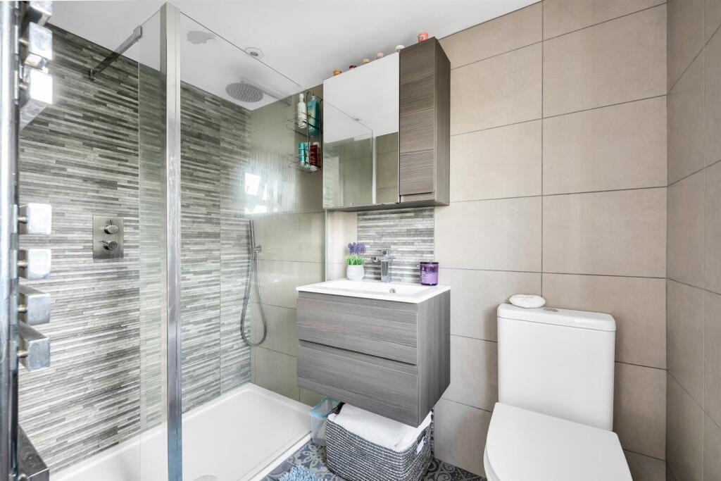 EN-SUITE SHOWER ROOM