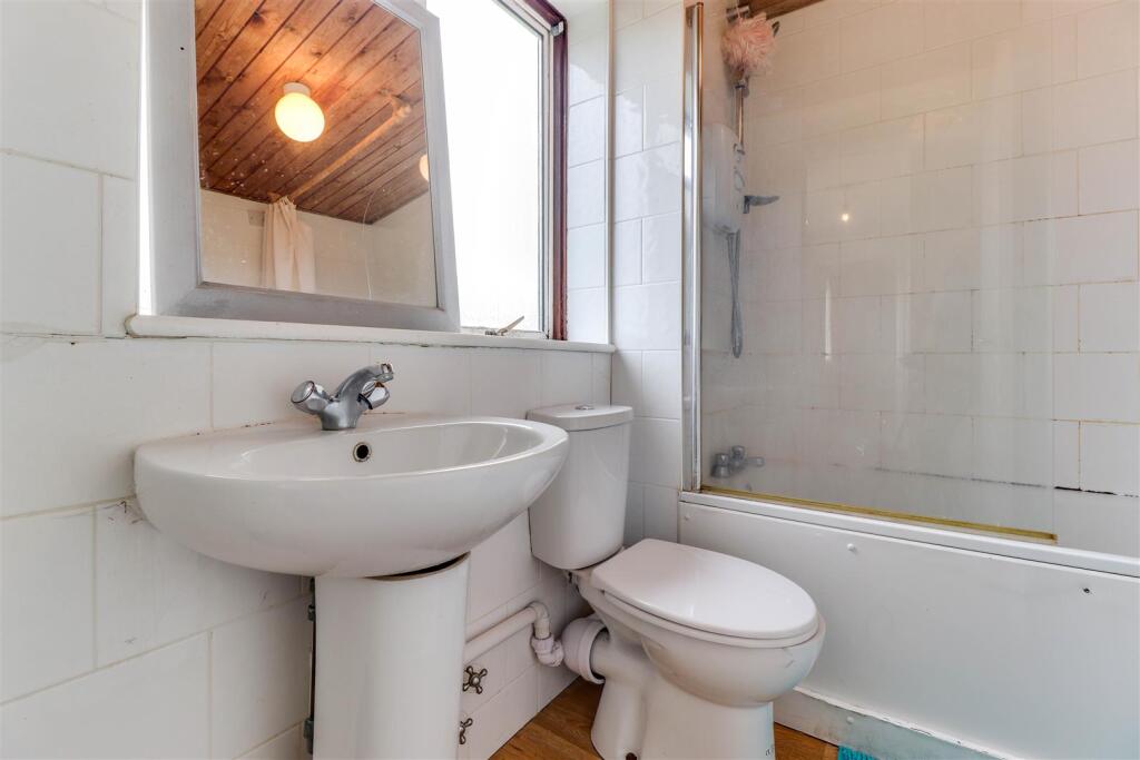 32. Bathroom 1.2.jpg