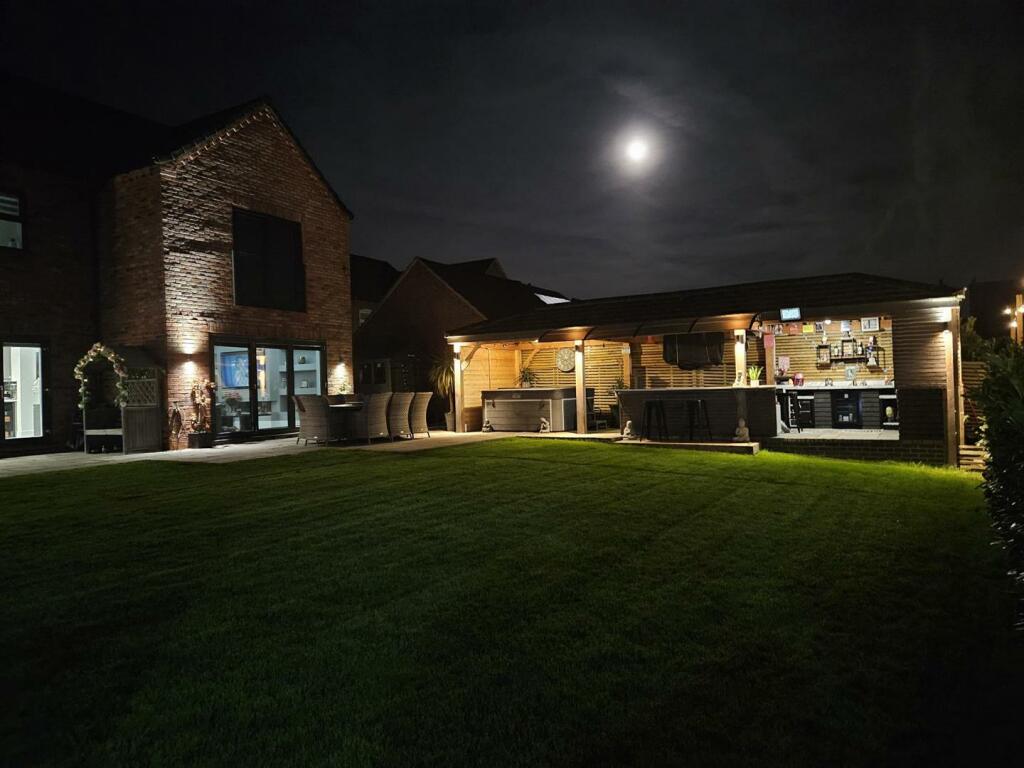 TWILIGHT PHOTO OF THE REAR GARDEN