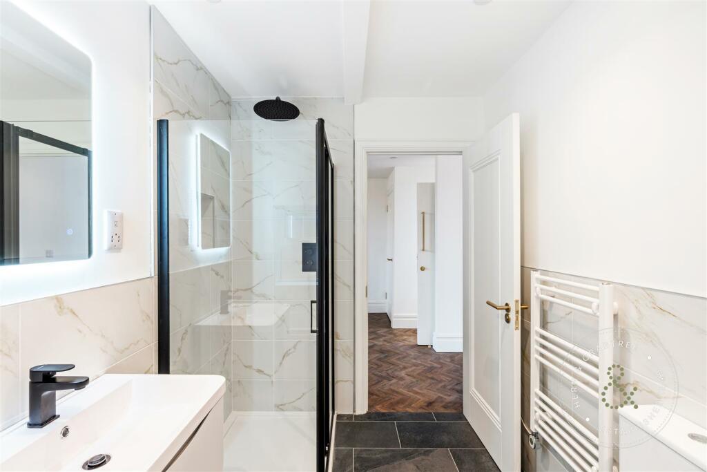 Apartment 6 Bathroom.jpg