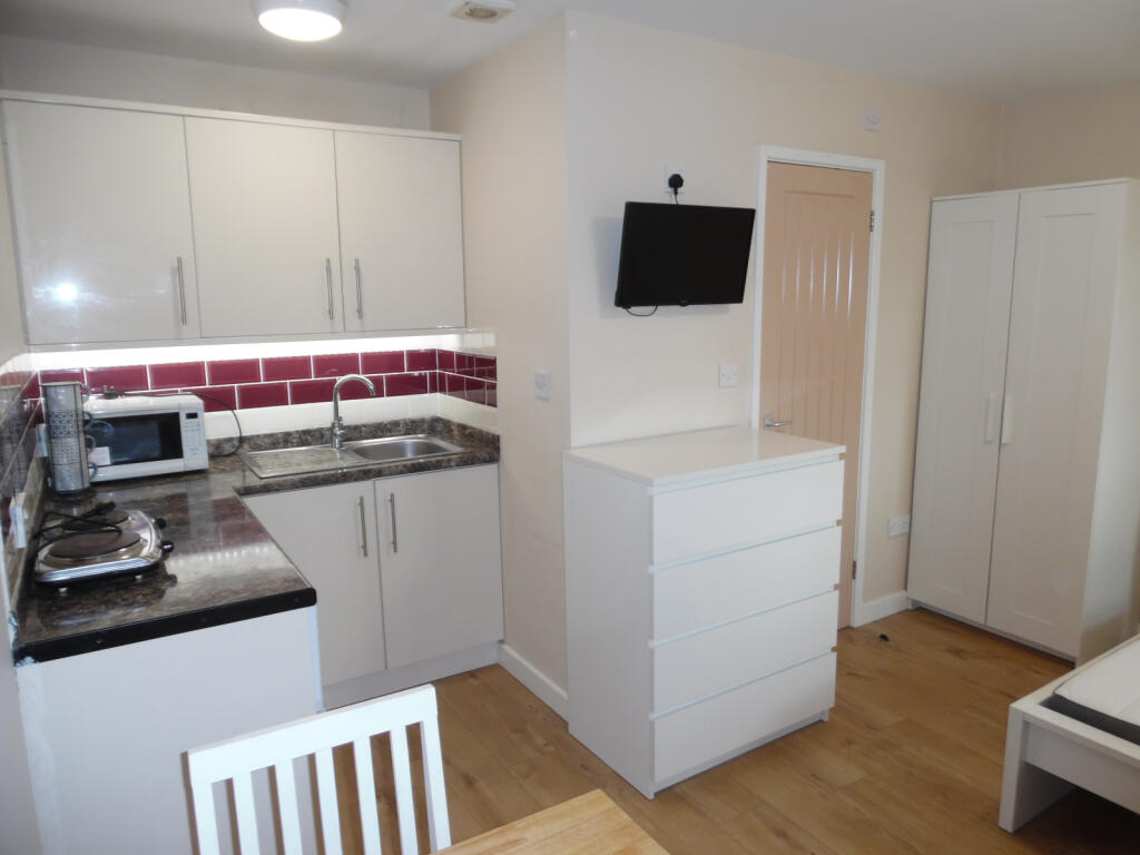 1 bedroom studio flat