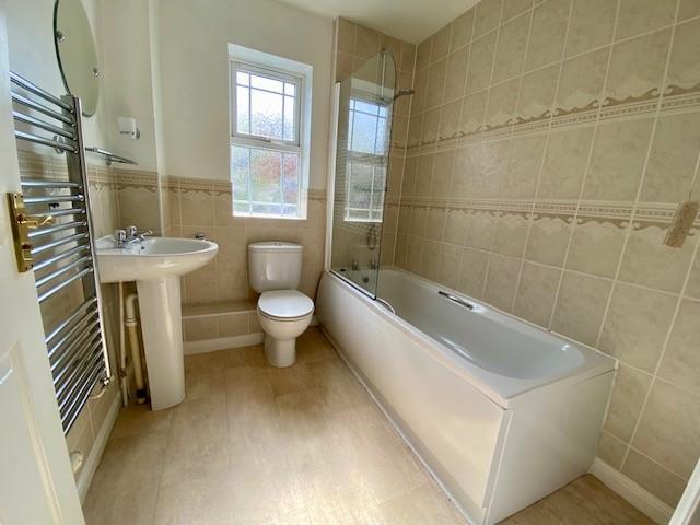 15 Brock Gardens bathroom.jpg