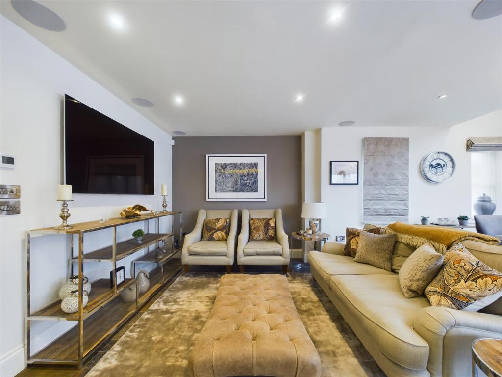 KITCHEN/RECEPTION ROOM