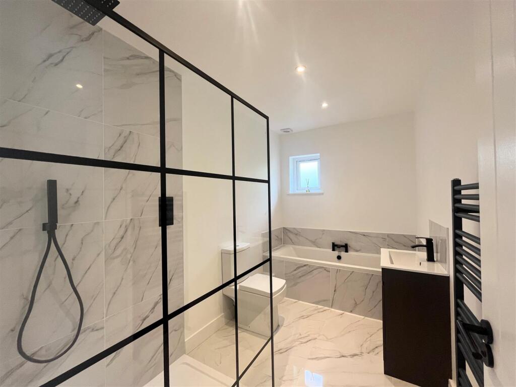 10. Family Bath.jpg