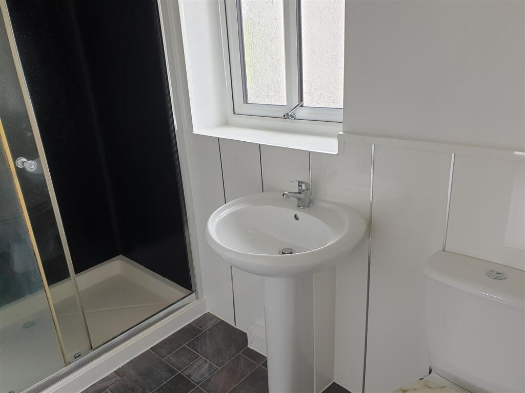 EN-SUITE SHOWER ROOM