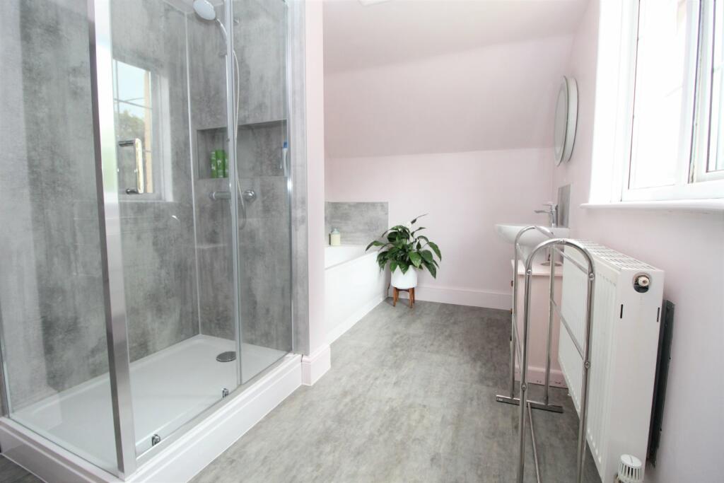 Bath/Shower Room