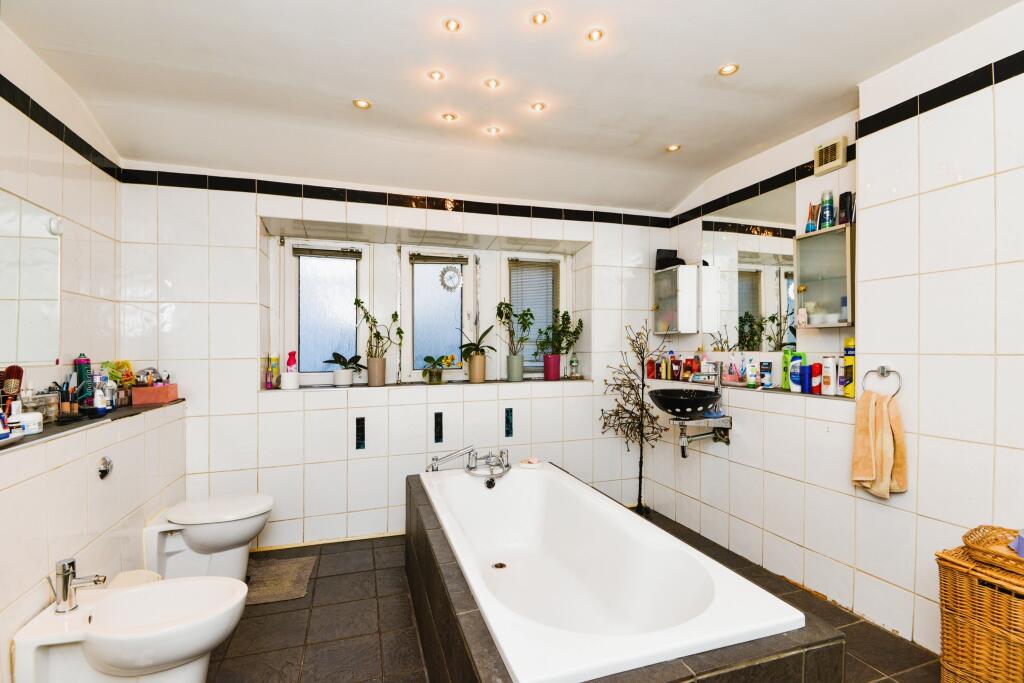 Bathroom (Flat 1)