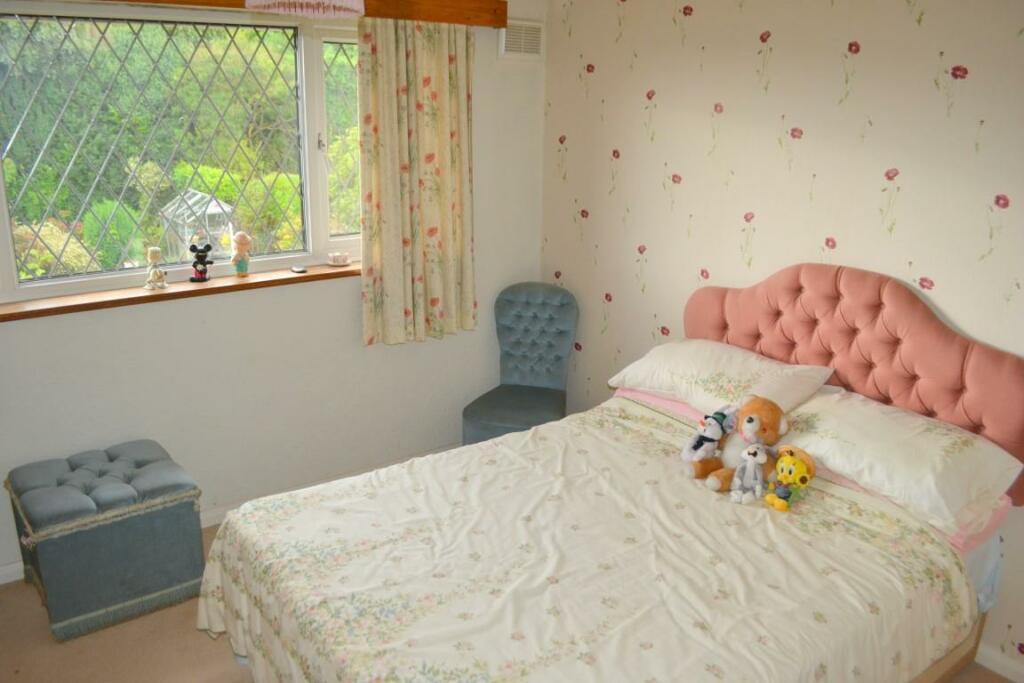 Bedroom 2 (Medium).JPG