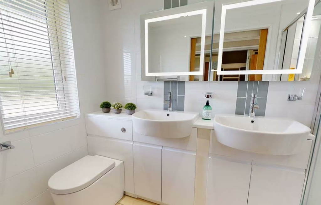 MASTER BEDROOM EN SUITE