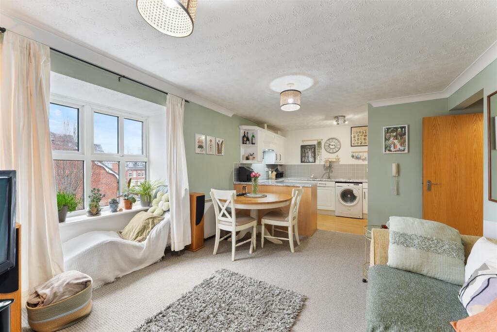 Open Plan Lounge &amp; Kitchen Diner