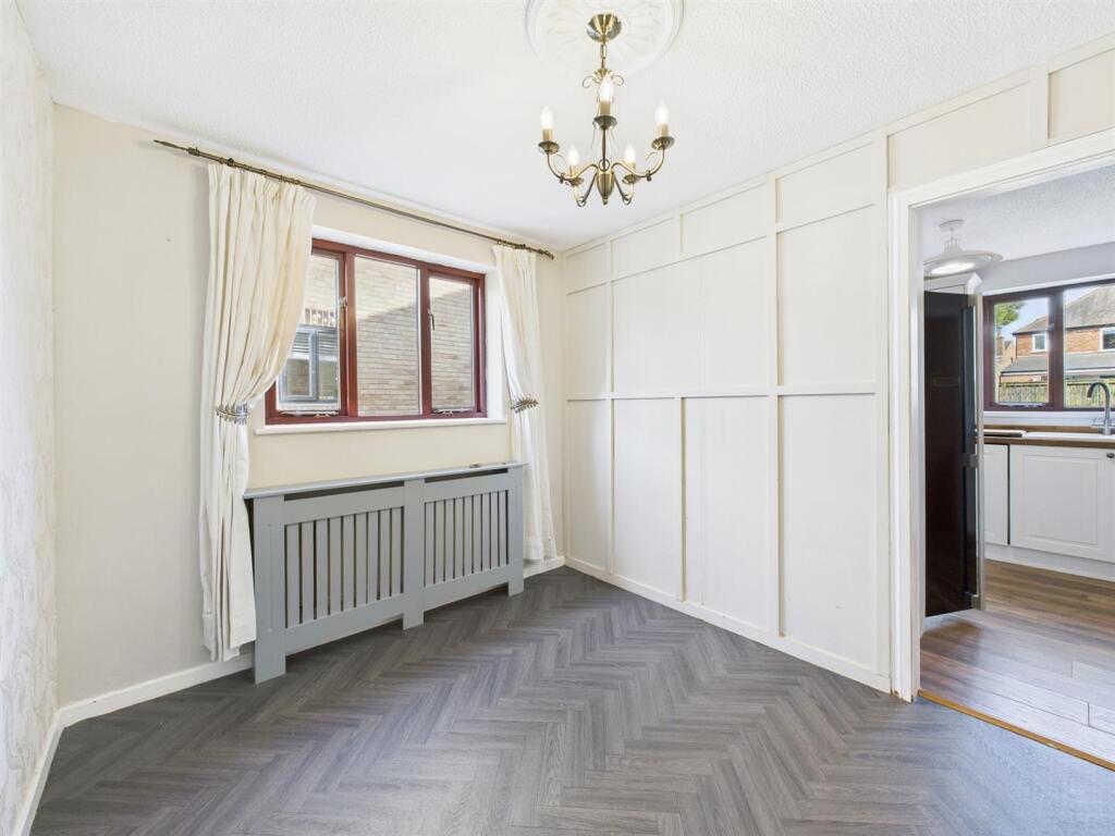 Dining room: