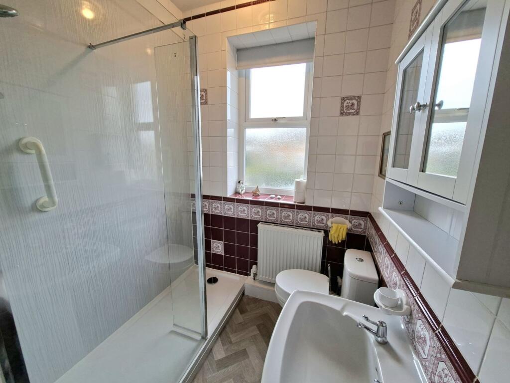 FAMILY SHOWER ROOM