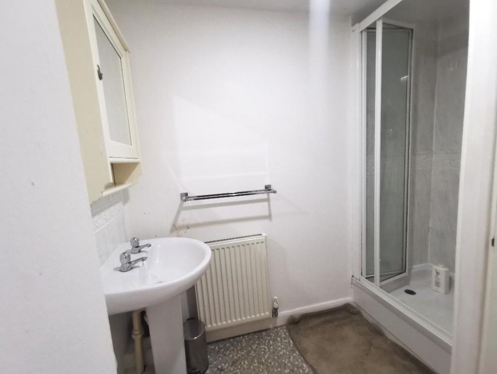 9 en suite.jpg