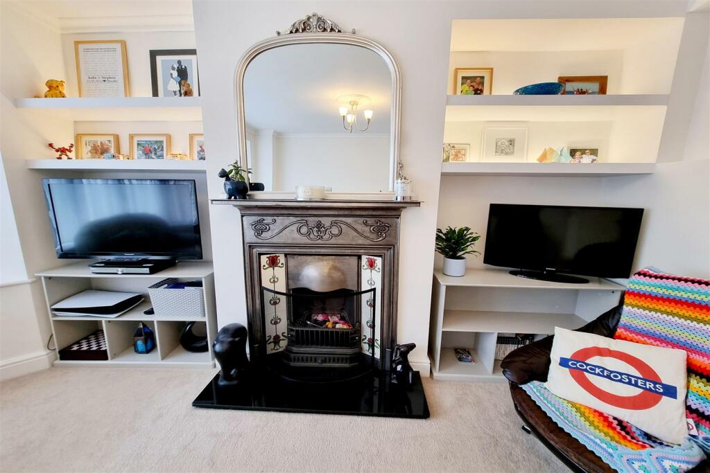 ATTRACTIVE FRONT RECEPITON ROOM: PIC. 2