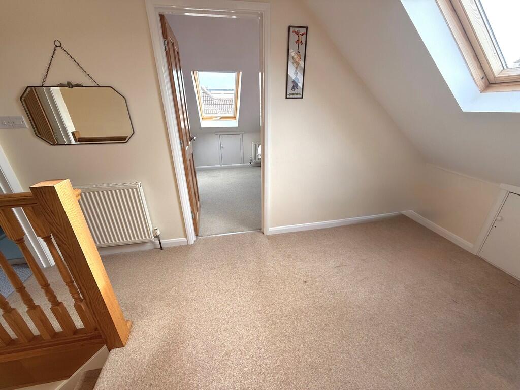 12 Knightscroft A...