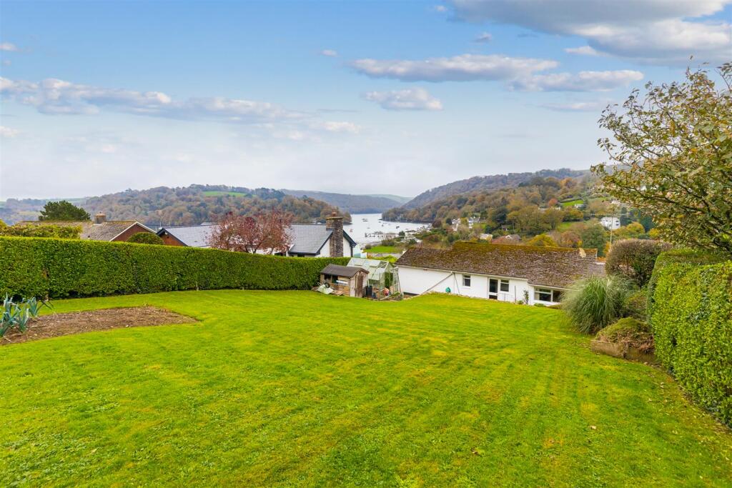 A11 - Pennymead Riverside Road Dittisham - 241106.