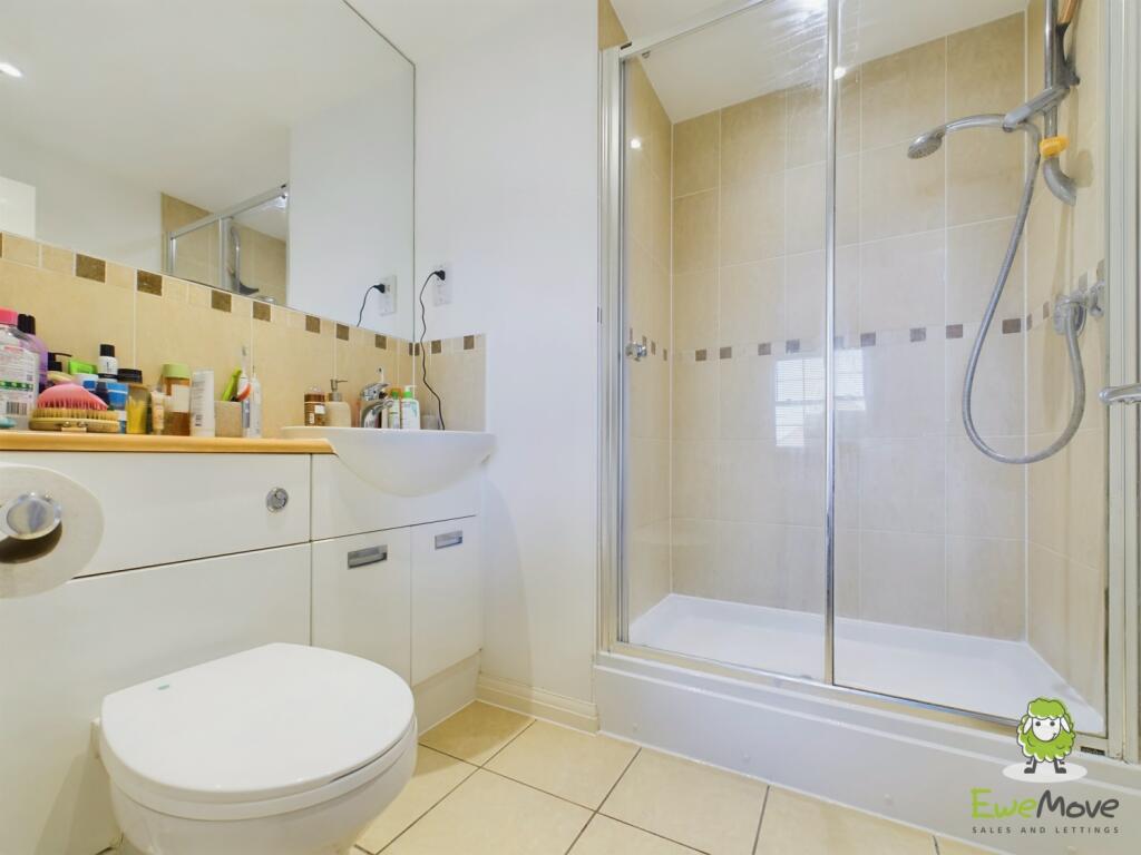 EweMove Basingstoke Rockbourne Road Bedroom 1 En-s