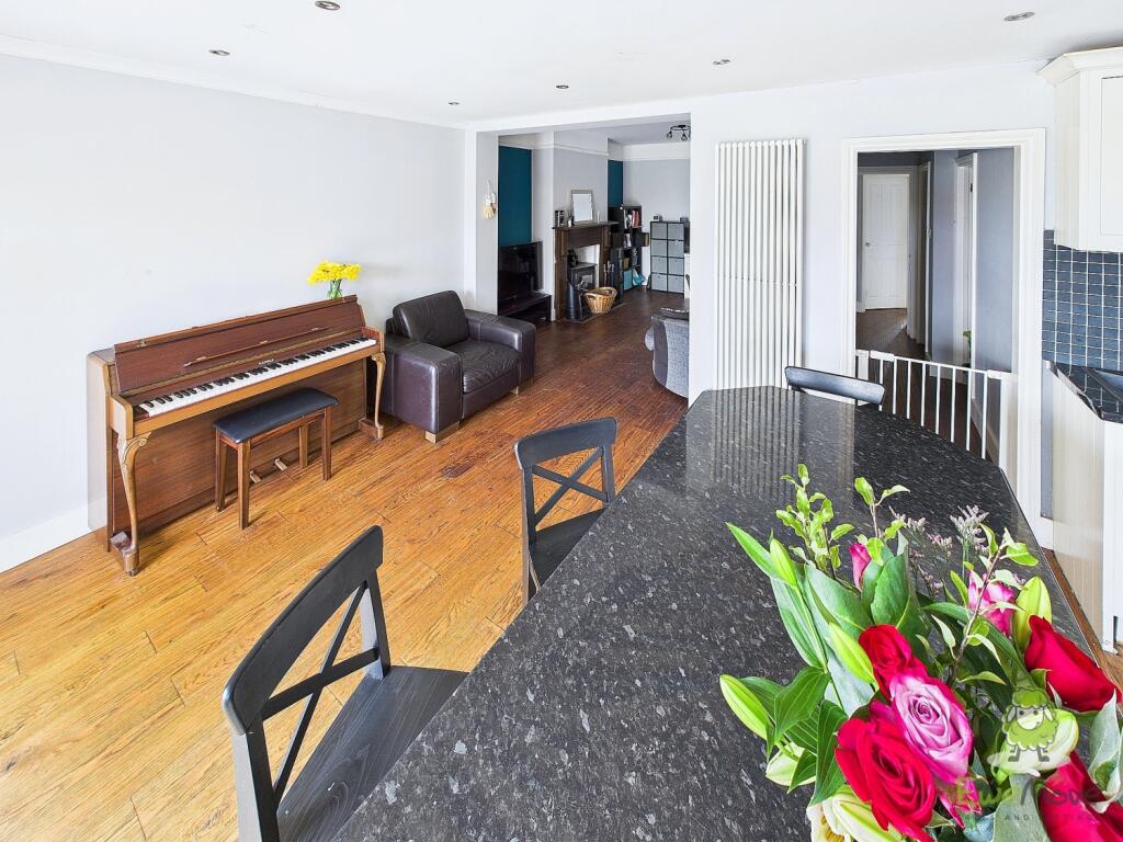 CAM01543G0-PR0119-STILL017