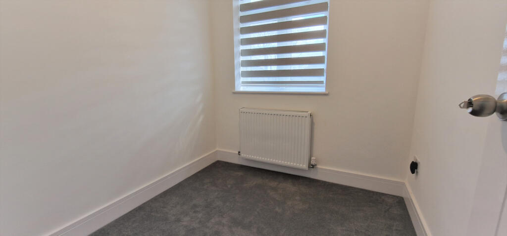 FIRST FLOOR FRONT BEDROOM