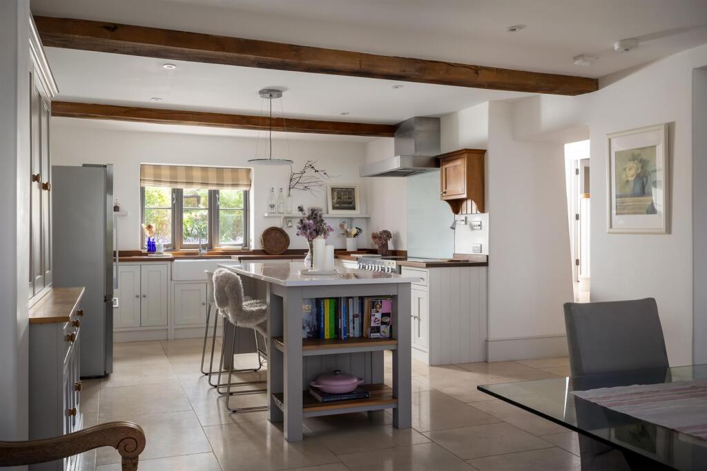 66 - Springview - GL8 8XX - Web.jpg
