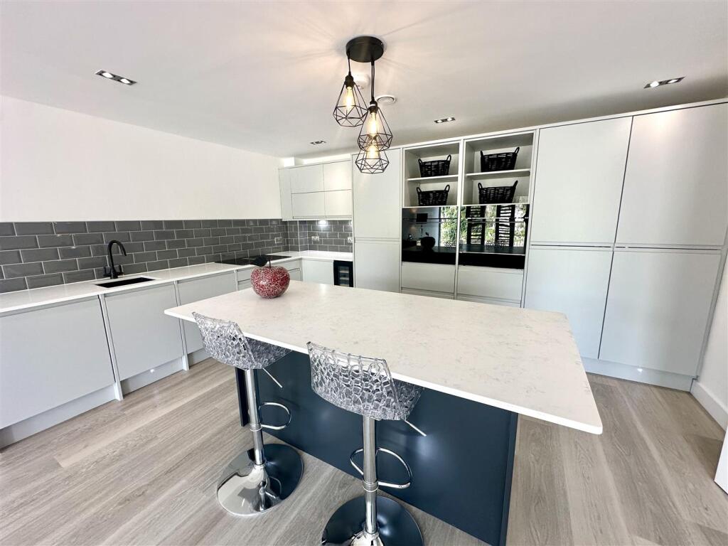 KITCHEN/FAMILY/DINING ROOM
