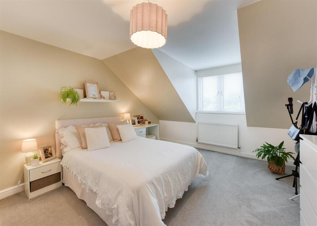 Hydeaway House-bed2.jpg