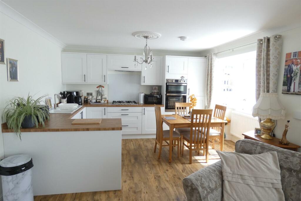 OPEN PLAN LIVING AREA/KITCHEN AREA