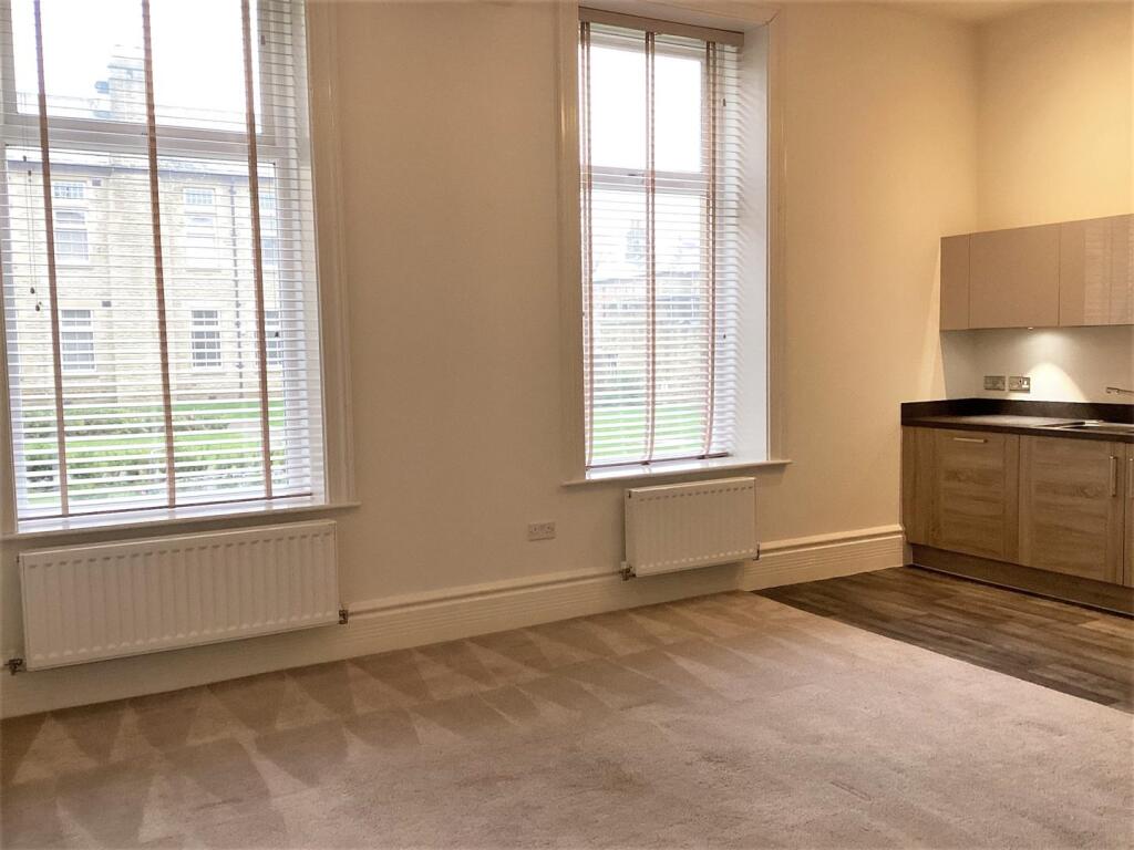 OPEN PLAN LIVING AREA