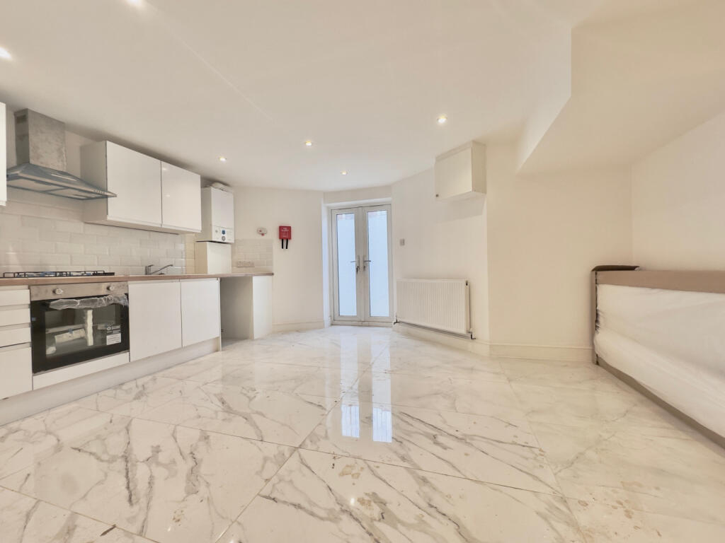 Newly refurbished 1 Bedroom flat to rent in Tooti