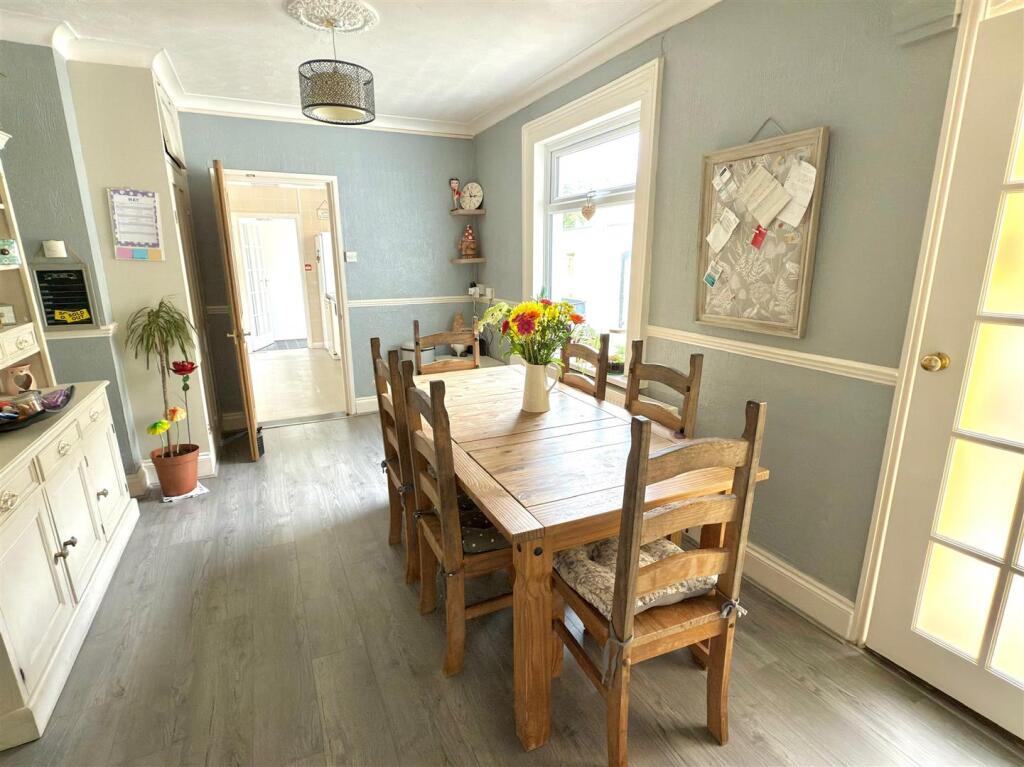 Breakfast Area.jpg