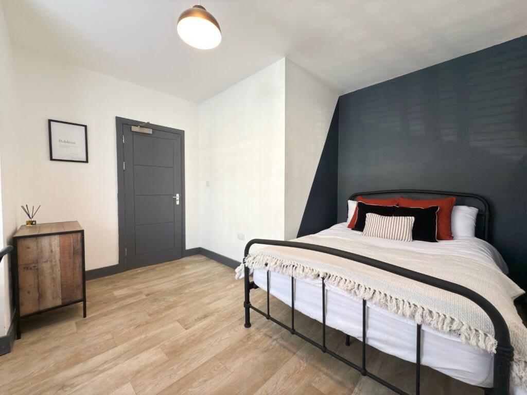 Bright, modern double bedroom with neutral déco...