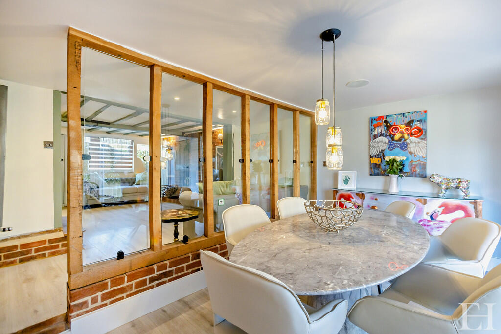 8638920-interiorW...
