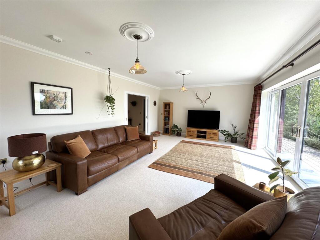 LOUNGE.JPG