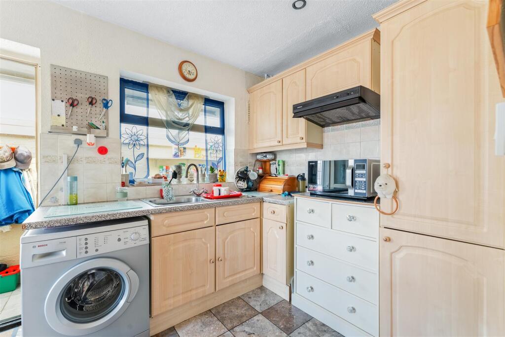17 Rutland Close Weston-super-Mare BS22 8NP 31 a.j