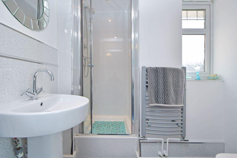 EN SUITE SHOWER ROOM