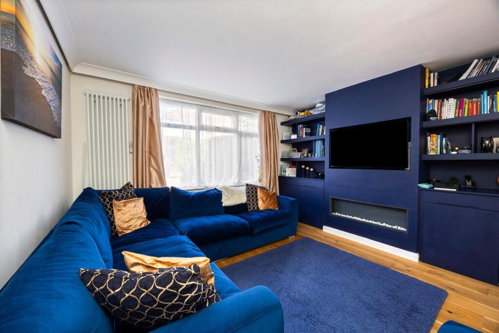 Easthill Drive 40 LOUNGE.jpeg