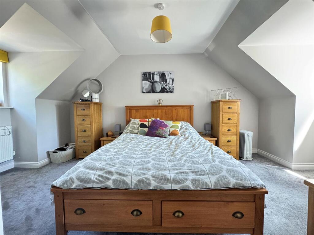 Bed 1.jpg