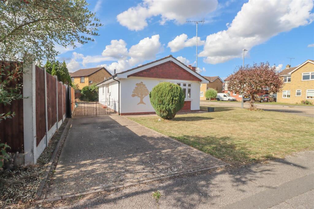 16 FAMBRIDGE DRIVE NEW OUTSIDE-13.jpg