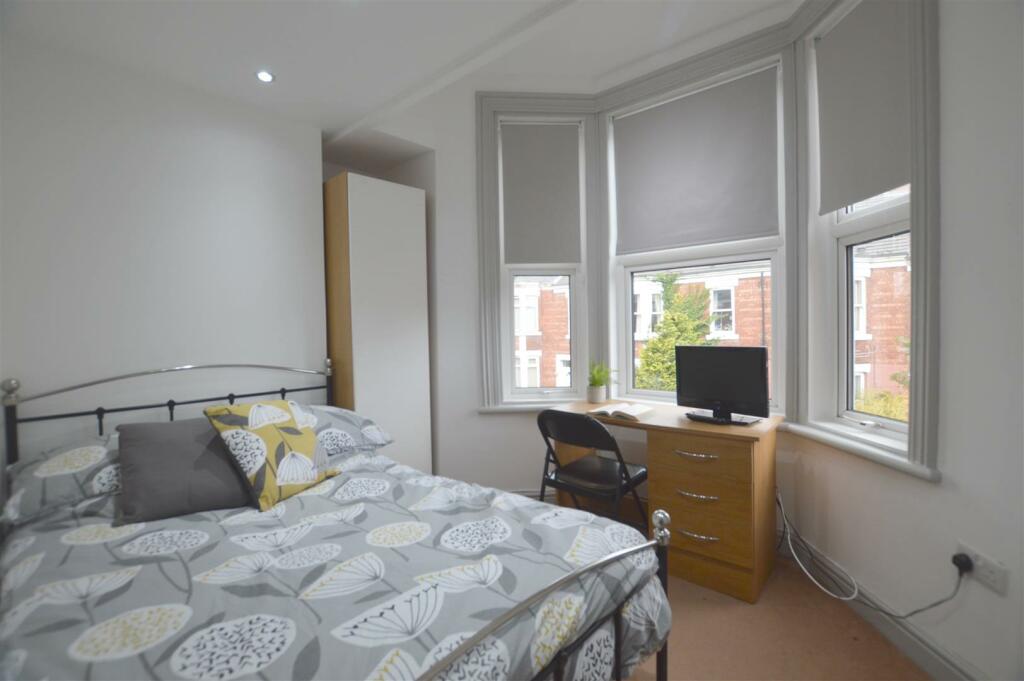60 Balmoral Terrace Yellow Bedroom.JPG