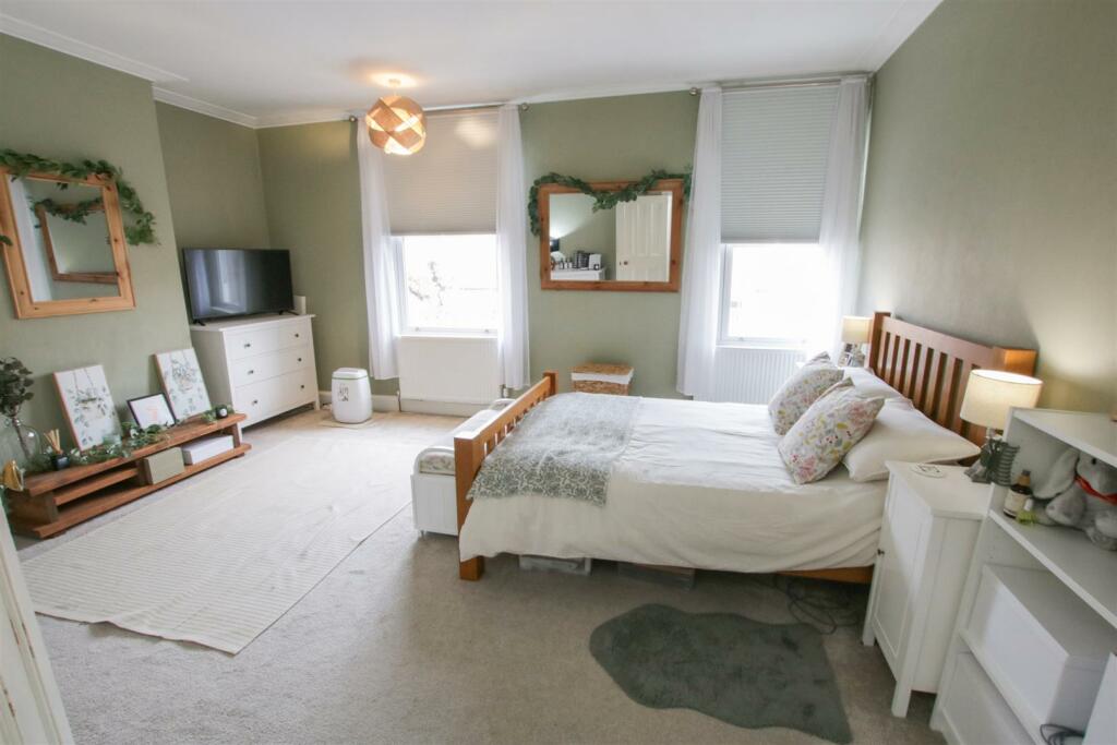 PRINCIPAL BEDROOM