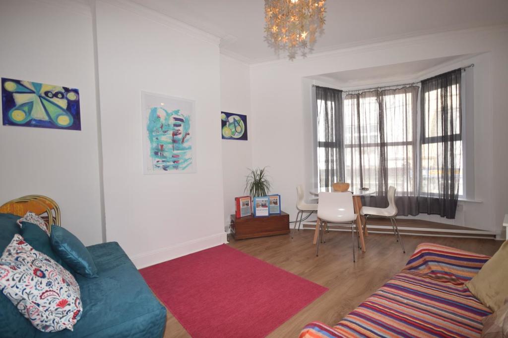 SITTING ROOM.JPG
