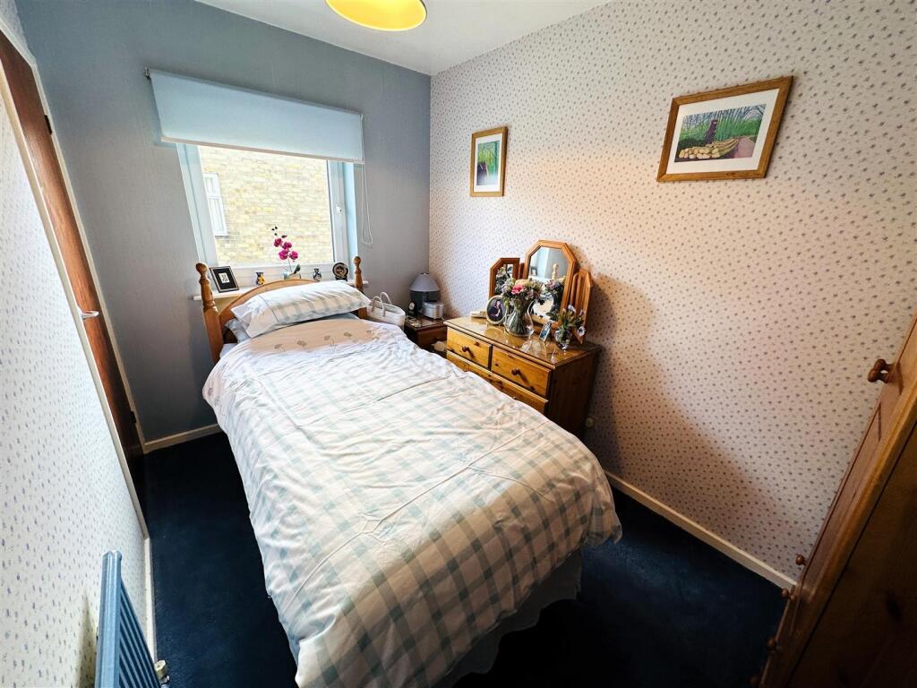 Bed 2.jpg