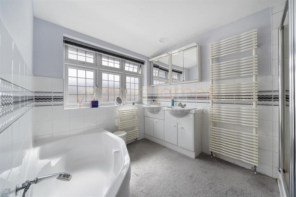 2 Oakleigh Gardens HA8 8EA-5.jpg