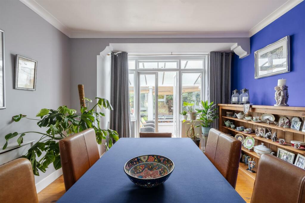 Richmond Crescent, E4